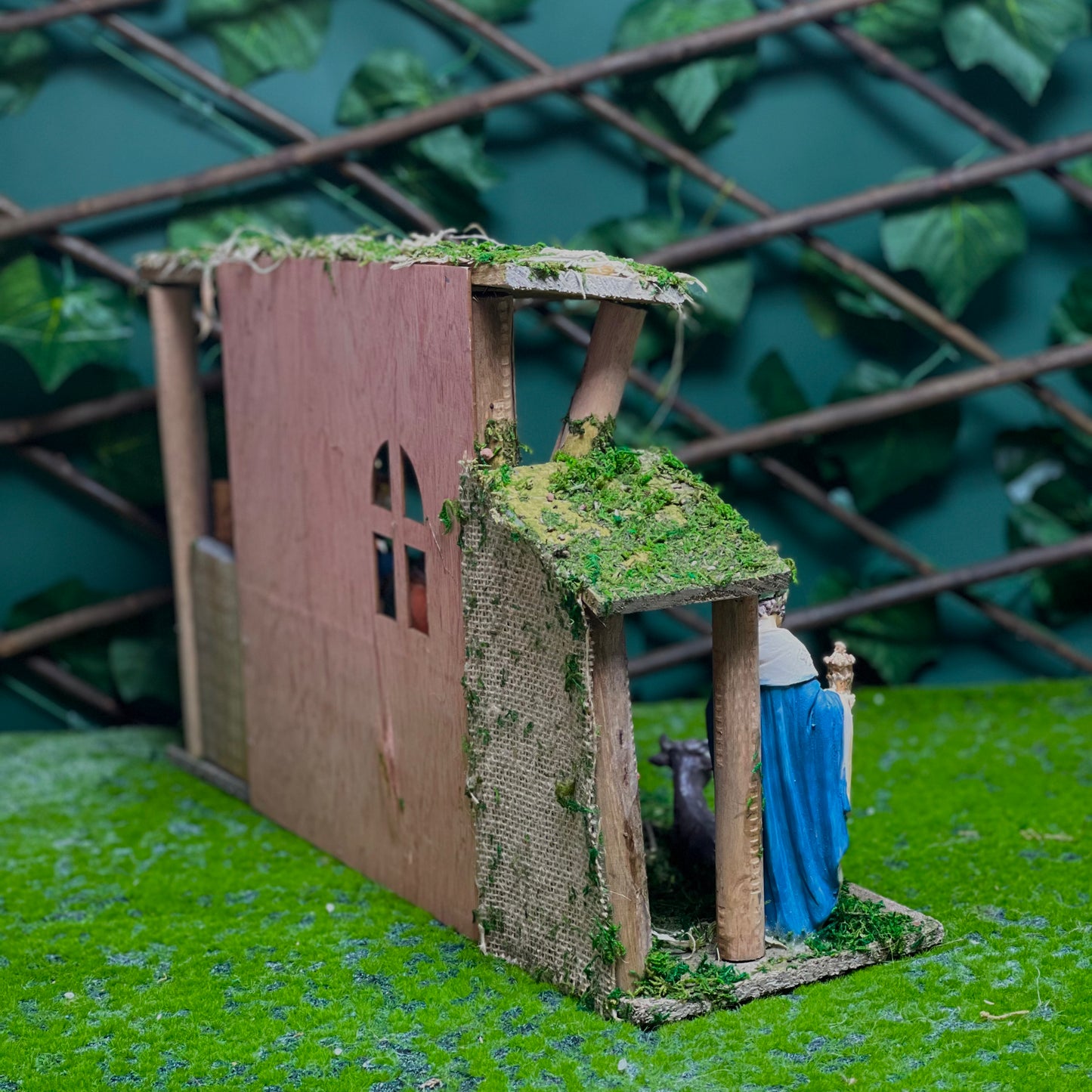 15 cm Holy Family Set with Natural Wooden Crib