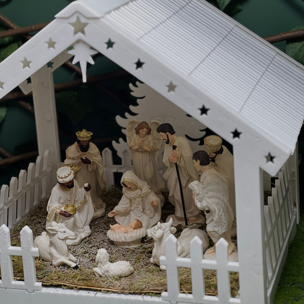 40 cm Plastic Crib with 15 cm Painted Holy Family & Shepherd Figures