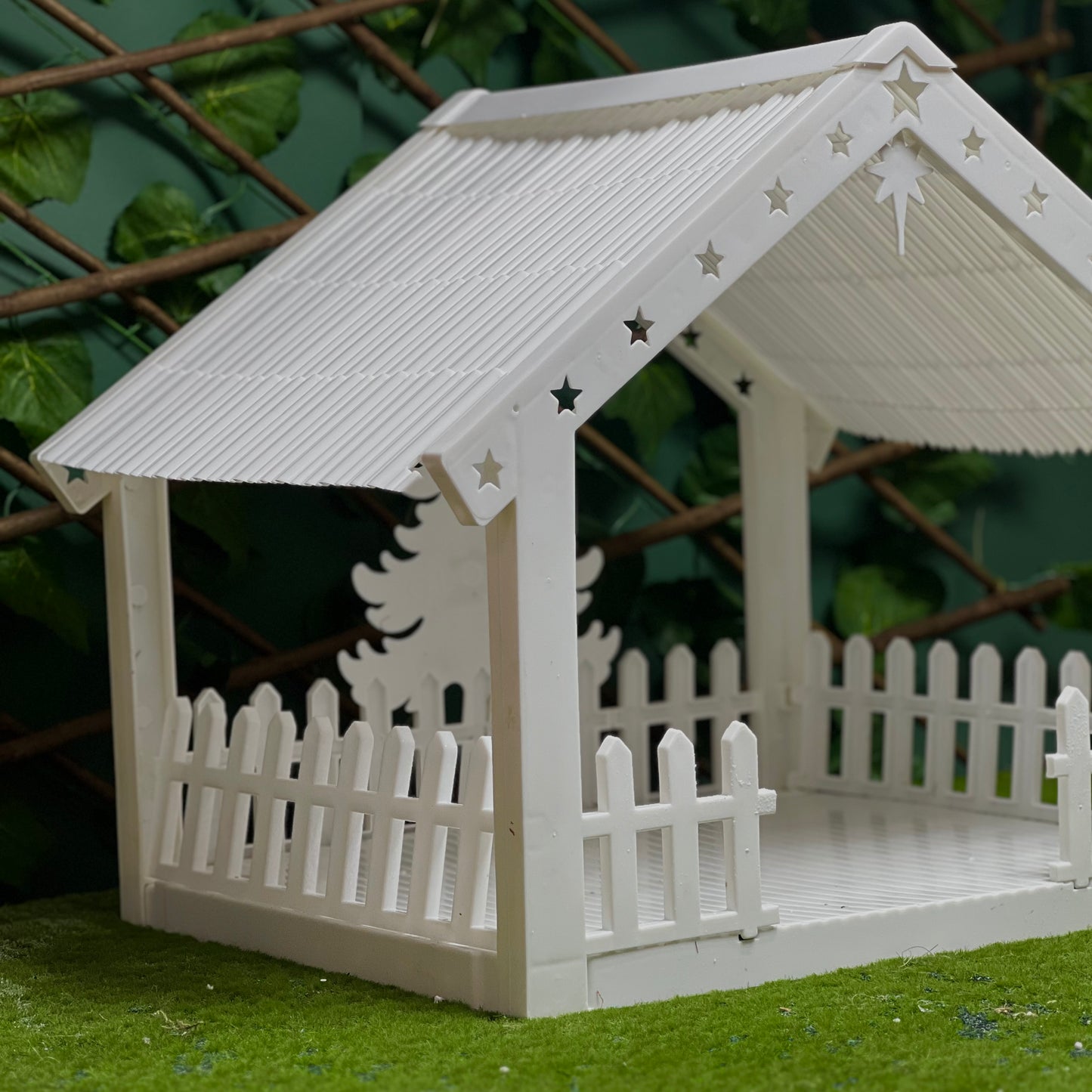 40 cm White Plastic Christmas Crib House with Tree Backdrop