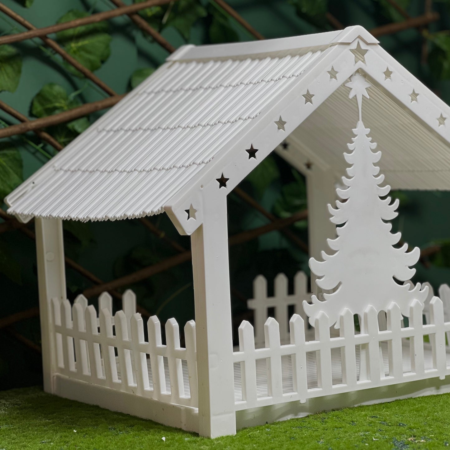 40 cm White Plastic Christmas Crib House with Tree Backdrop