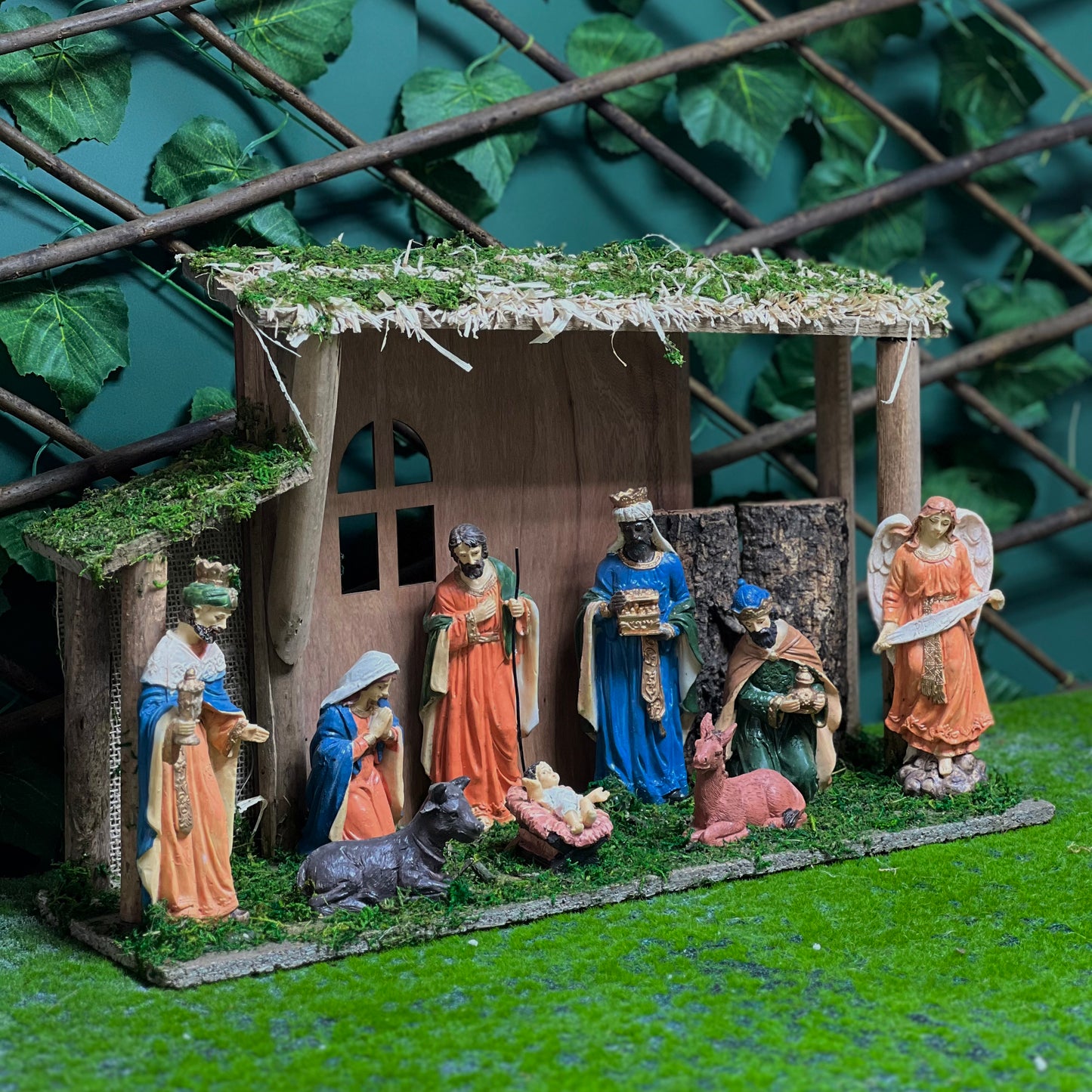 15 cm Holy Family Set with Natural Wooden Crib