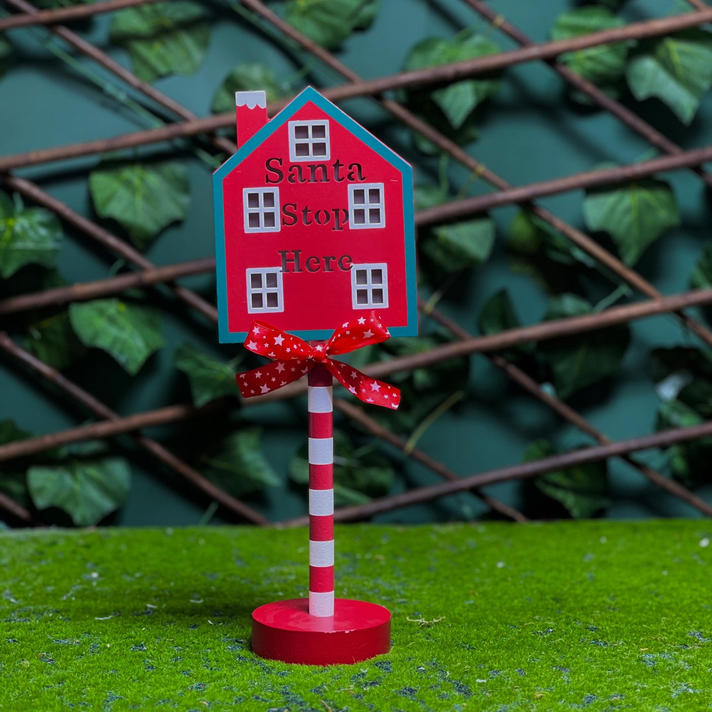 Santa Stop Here House Sign – Red & White Table Décor